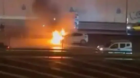 Küçükçekmece'de seyir halindeki otomobilde yangın çıktı