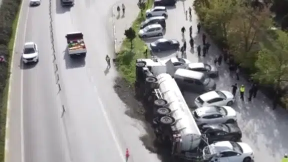 Yağ yüklü tanker devrildi: 7 araç hasar gördü