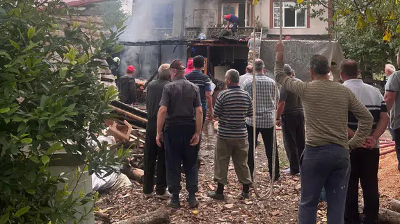 Sinop’ta evde çıkan yangın söndürülürken tüp patladı!