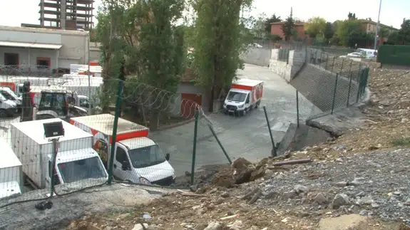 Küçükçekmece’de yağış nedeniyle bir fabrikanın istinat duvarı çöktü: 3 araç hasar aldı