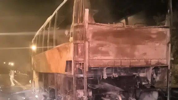 Adana'da seyir halindeki yolcu otobüsü alev aldı