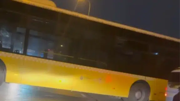 Ataşehir'de ilginç kaza: Dönüş yapmak isteyen otobüs yolda sıkıştı!
