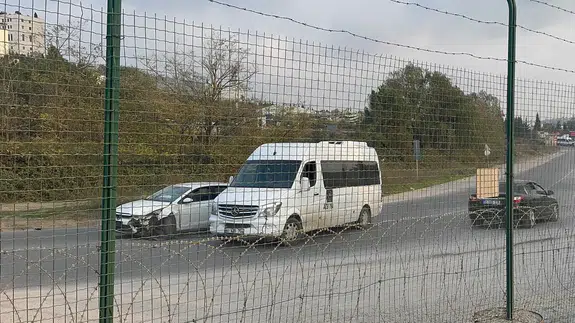 Kocaeli’de otomobil ile servis çarpıştı: 1 yaralı