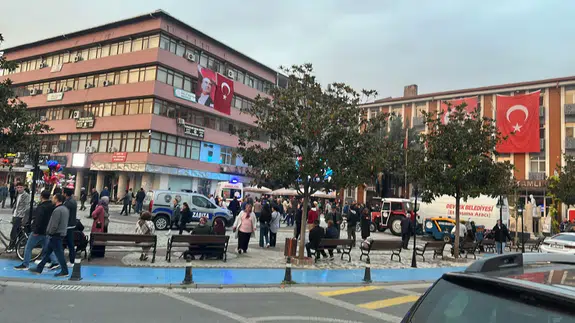 Zonguldak’ta bir şahıs kaymakamlık önünde kendini yaktı!
