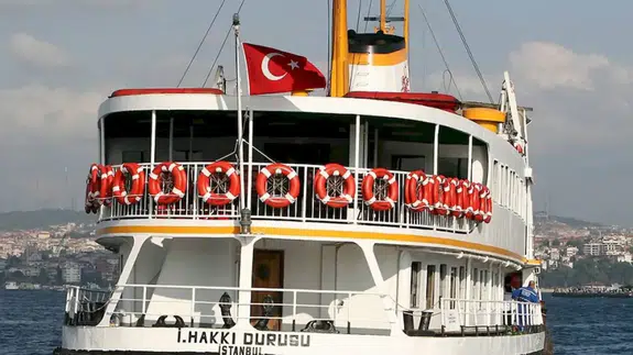 Üsküdar'da korku dolu anlar: Kadın, feribottan düştü!