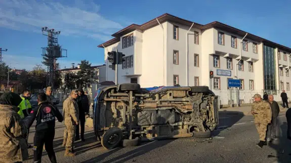 Gümüşhane'de makam aracı ile jandarma minibüsü çarpıştı: 2 asker yaralandı