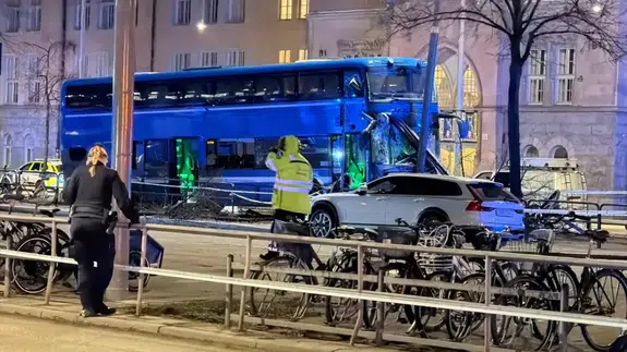 Stockholm’de otobüs durağa daldı: Ölü ve yaralılar var