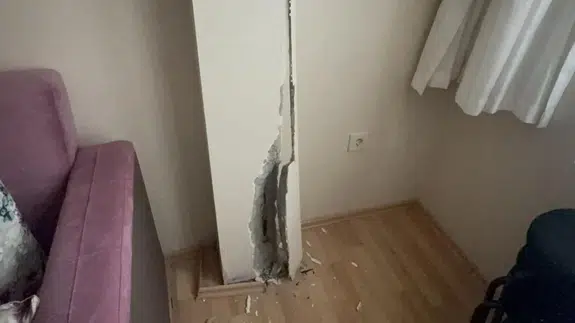 Kocaeli'de kolonlarında çatlarlar oluşan bir bina tahliye edildi