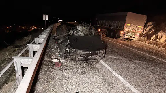 Afyonkarahisar'da otomobil ve tır çarpıştı: 2'si çocuk 4 kişi yaralandı!