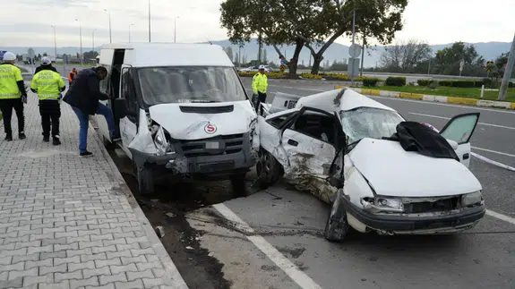 Balıkesir'de korkunç kaza! İşçi servisi ile otomobil çarpıştı: 1 ölü, 4 yaralı