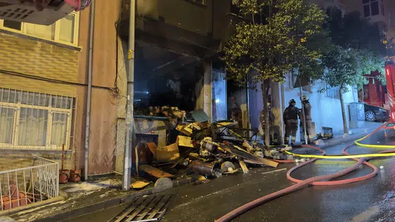 Bağcılar'da iş yeri yangını: 1 kişi yaralandı!