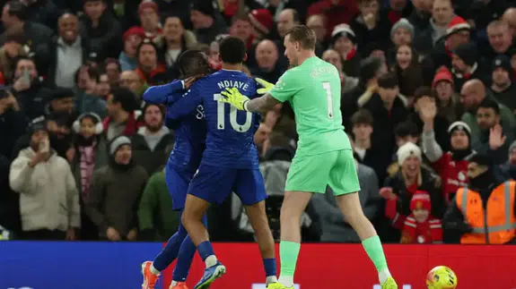 Everton oyuncusu Idrissa Gueye, takım arkadaşına yumruk attı