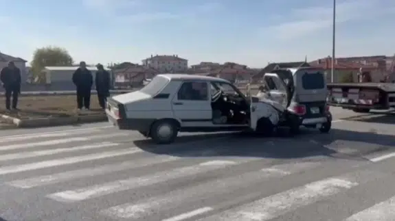 Çorum'da otomobil ile elektrikli araç çarpıştı: Kazada 3 kişi yaralandı!