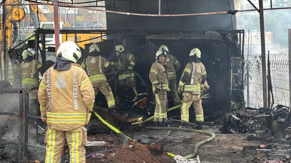 Beylikdüzü'nde yangın: Depo olarak kullanılan baraka yandı!