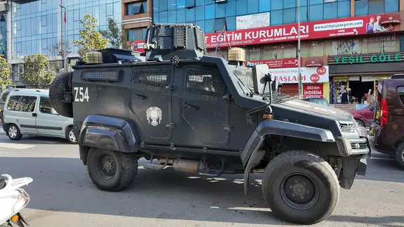 Esenyurt’ta otele el bombası atıldı