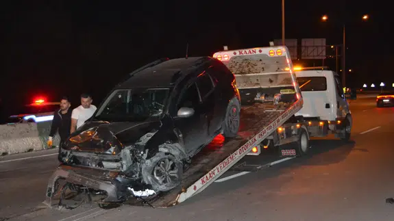 Bursa'da korkunç kaza! İki otomobil çarpıştı: Biri bariyere çarpıp takla attı