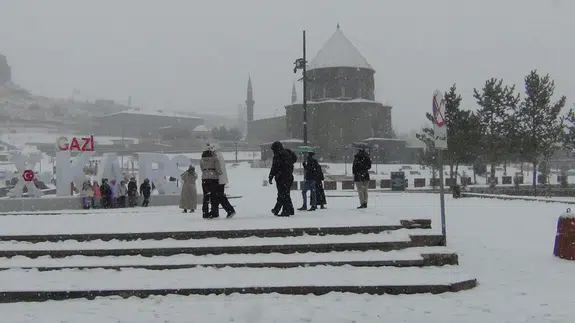 Kars, 2025’in son gününü kar ve halayla karşıladı