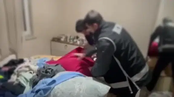 Hatay’da 40 yıl hapis cezasıyla aranan dolandırıcı, gardıroptan çıktı!