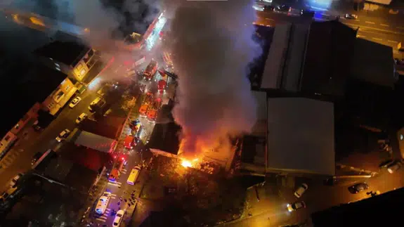 Ümraniye'de kereste deposunda yangın: Alev alev yandı