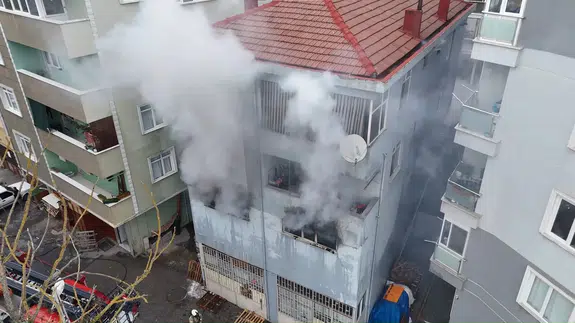 Çekmeköy'de 3 katlı binada yangın!