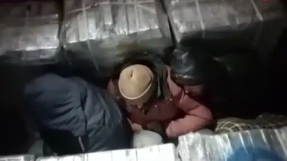 Amasya’da çinko yüklü tırdan 37 kaçak göçmen çıktı