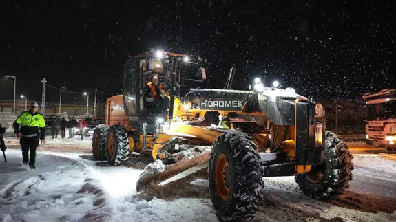 Erzincan'da yoğun kar yağışı! 2 yol trafiğe kapatıldı