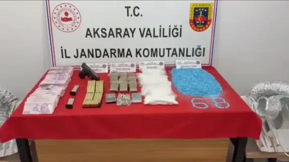 Aksaray'da buzdolabından kokain, gardıroptan tabanca çıktı