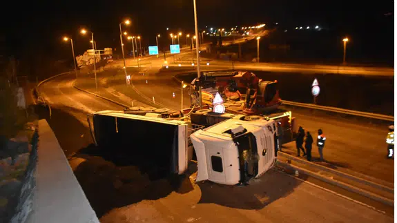 Sinop’ta kömür yüklü tır devrildi: 2 yaralı