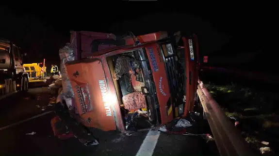 Kuzey Marmara Otoyolu’nda kamyonet devrildi: 2 kişi yaralandı