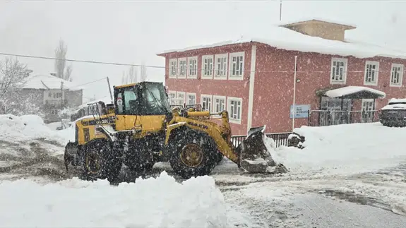 Hakkari'de kar yağışı çilesi: 70 yol ulaşıma kapandı