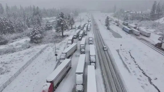 Donner geçidi’nde yoğun kar yağışı: Tırlar yolda mahsur kaldı
