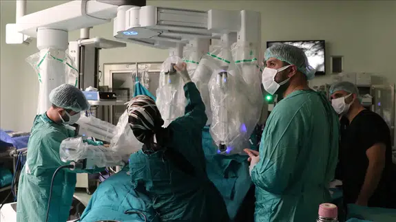 Erzurum’da bir ilk: Göğüs tümörü robotla alındı