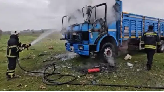 Edirne'de park halindeki kamyon alev alev yandı!