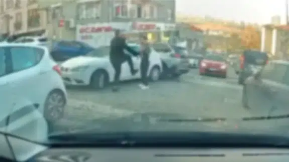 Ataşehir'de dehşet: Aracına çarpan otomobilin sürücüsünü darp etti!