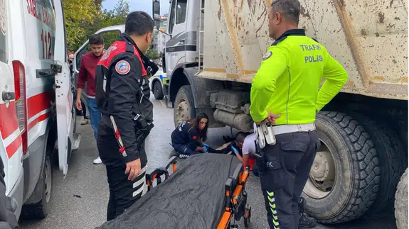 Kamyonun altında kalan kurye ağır yaralandı