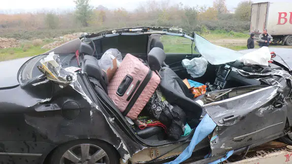 Sakarya’da dehşet kaza: Tıra arkadan çarpan otomobil kağıt gibi ezildi!