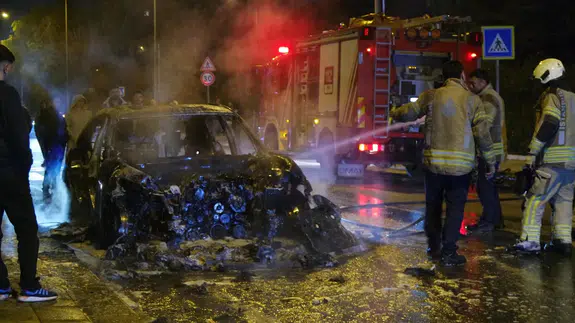 Küçükçekmece'de otomobil alev aldı!