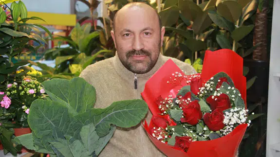 Ordulu çiçekçiden 'tencereye giren' buluş: Gül buketini karalahana ile süslüyor