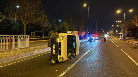 Kayseri’de önüne köpek çıkan araç yan yattı