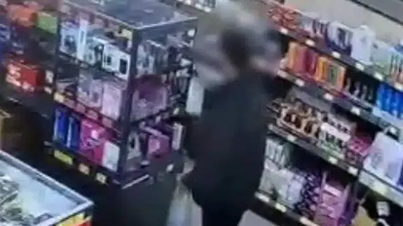 Esenler’de zincir markette cep telefonu hırsızlığı