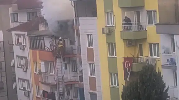 Manisa'da 5 katlı binada yangın: 6 kedi telef oldu, 2 kişi dumandan etkilendi!