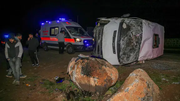 Diyarbakır Çınar'da işçi minibüsü devrildi: 16 yaralı
