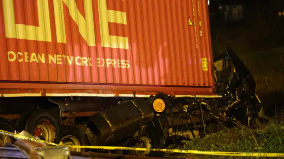 Tır demir yoluna uçtu: Sürücü hayatını kaybetti!