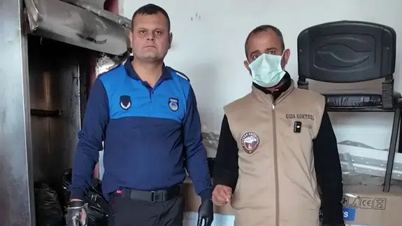 Hatay’da dönercide hijyen skandalı: Zabıta 'leş gibi kokuyor' dedi!