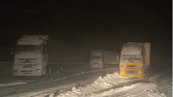 Ağrı'da kar ve tipi geçit vermiyor: Tendürek Geçidi'nde ulaşım güçlükle sağlanıyor