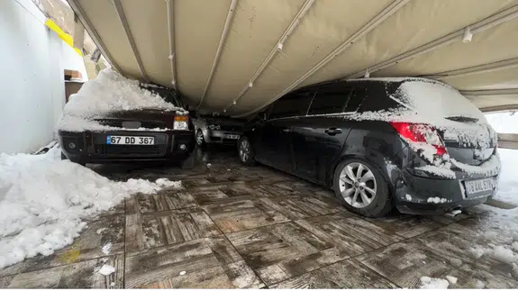 Karabük’te kar nedeniyle garaj çöktü: 3 araç zarar gördü