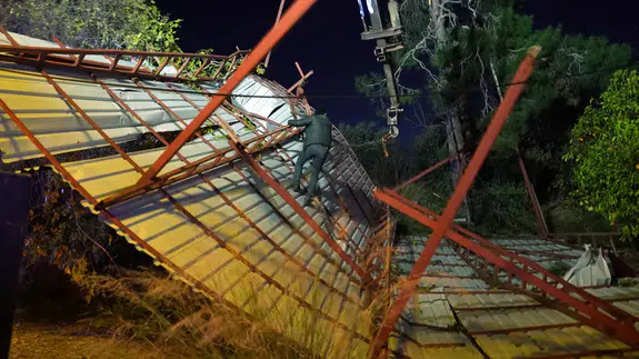 Mersin'de şiddetli fırtına: Evin çatısı uçtu asırlık meşe ağacı devrildi