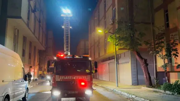 Başakşehir'de ayakkabı imalathanesinde yangın çıktı
