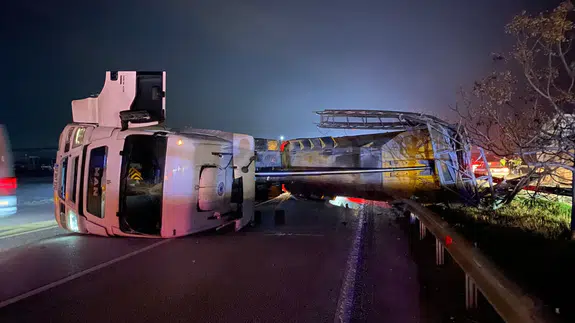 Serik’te kaza: TIR’ın dorsesi direği devirdi, zincirleme kaza oldu