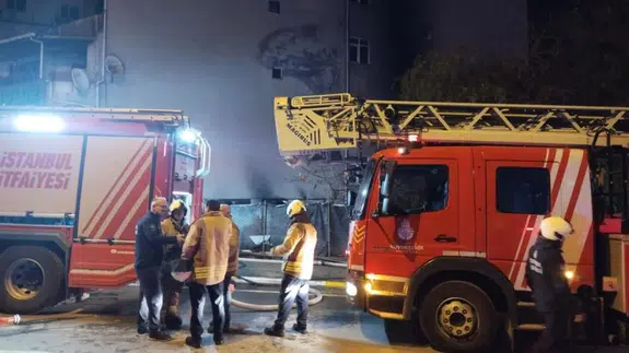 Sultanbeyli'de kaporta dükkanında yangın: 4 araç hurdaya döndü